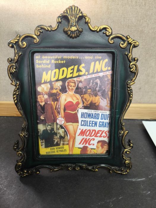 Quadro Decorativo Retro - Filme Models, Inc (1952)
Dê um toque Vintage e Noir à sua decoração!
Este quadro apresenta o cartaz clássico do filme "Model