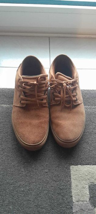 sapatilhas Globe em camurça quase novas