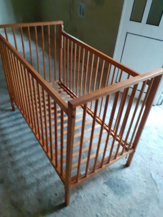 CHICCO camas de bebe uma de madeira outras de ferro.