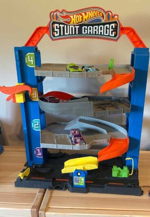 Zestaw Hot Wheels dla Dzieci Garaż Zakręcony Parking z Windą + Autko