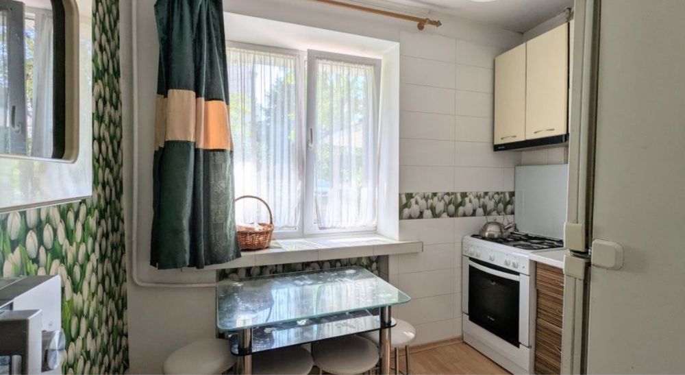 Проється 4-кімнатна квартира на Героїв Майдану