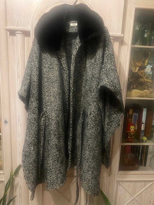 Capa / Poncho / Casaco Elegante de Senhora com Gola Removível em Pêlo / Cinza / Preto / Branco