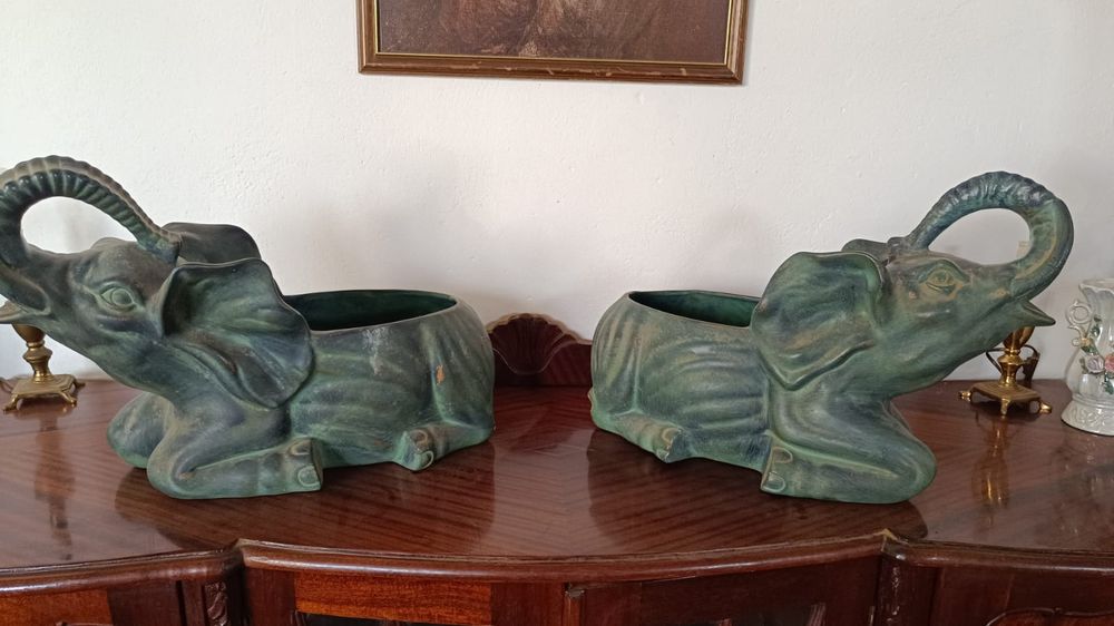 Duas floreiras elefante