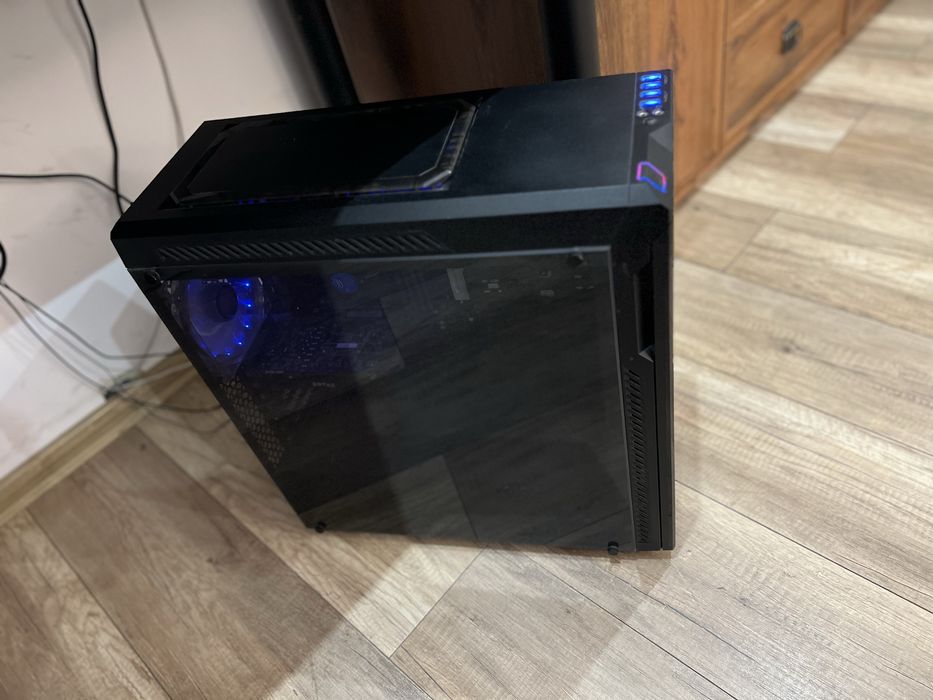 Komputer stacjonarny wraz z monitorem