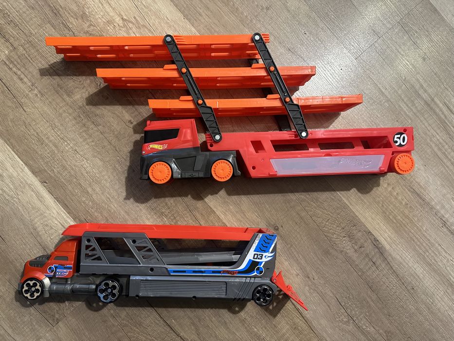 Hot Wheels автовоз с функцией запуска машинок.