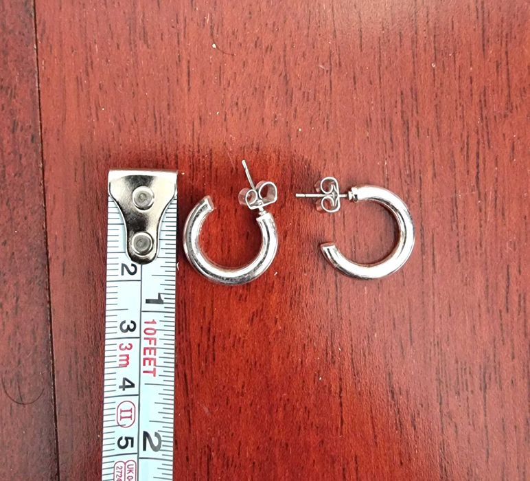 Argolas prateadas pequenas