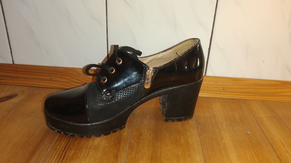 Туфлі лаковані шнурівки