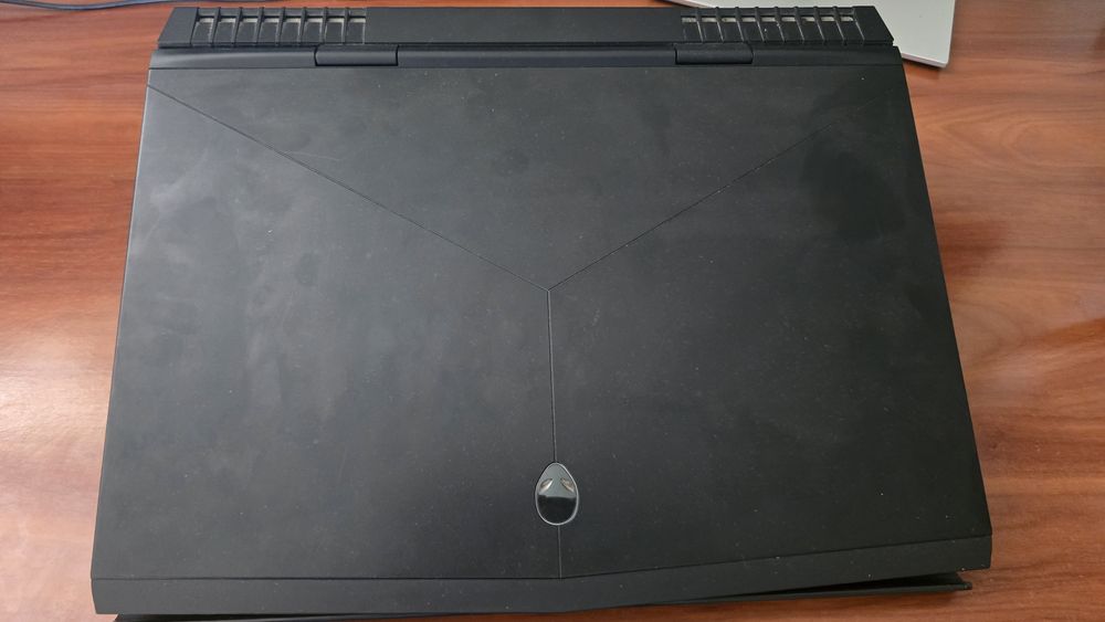 Alienware 17 R5 i7-8750H GTX 1060 6GB 32GB RAM SSD 512GB + HDD 1TB
