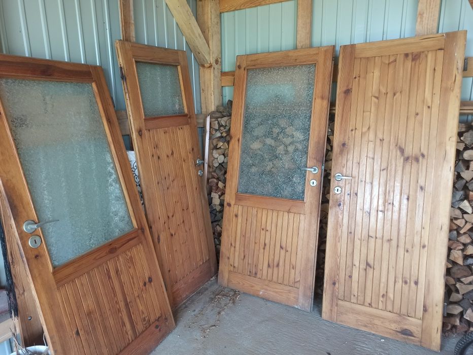 Drzwi drewniane, robione przez stolarza