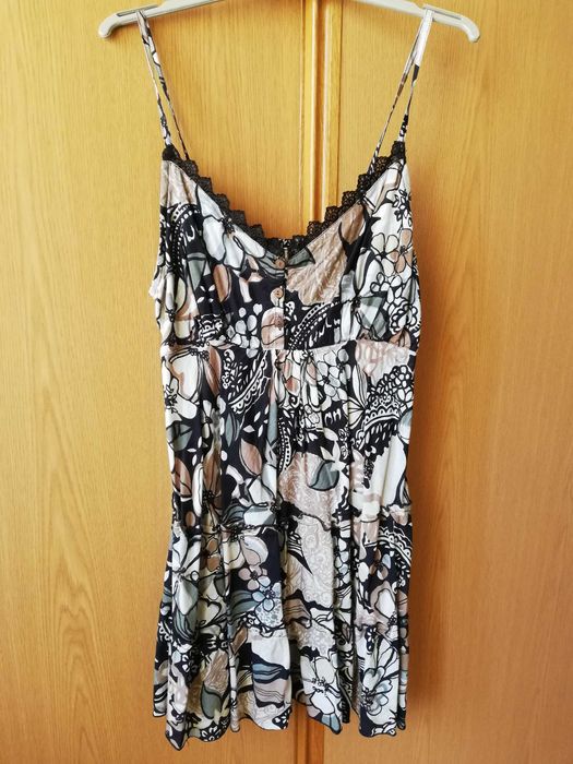 Vários vestidos de verão