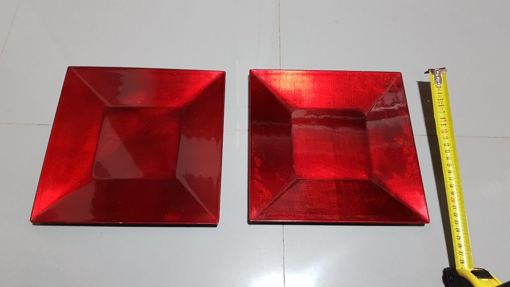 Pratos decorativos em vermelho