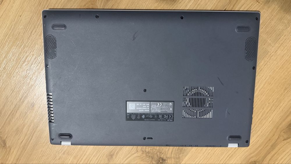 Laptop ASUS x515J uszkodzony