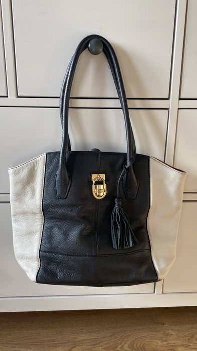 Torebka Calvin Klein czarno biała ze złotą kłódką i frędzlem