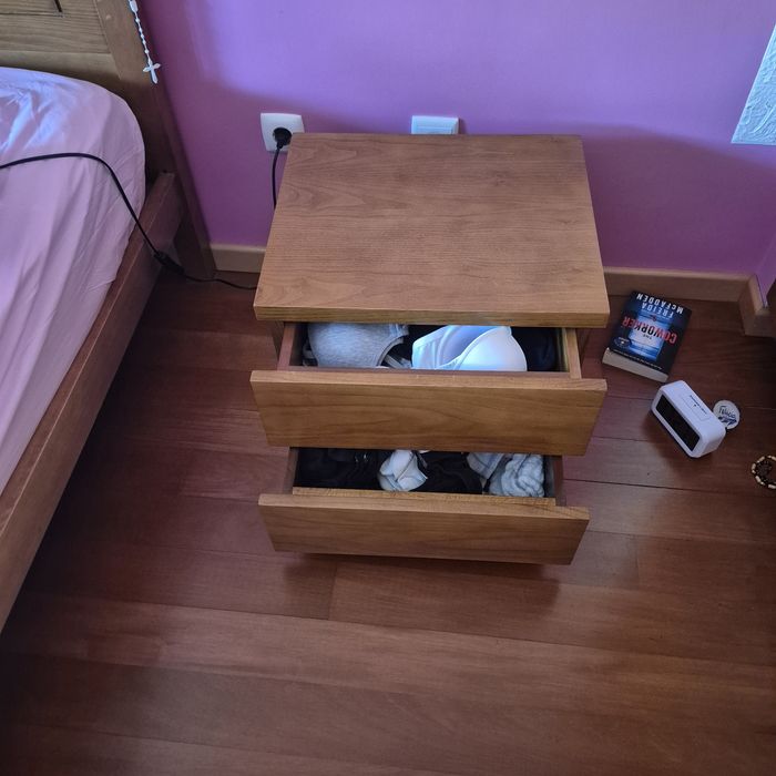 Cama solteiro com estrado, colchão e mesa de cabeceira (conjunto ou separado)