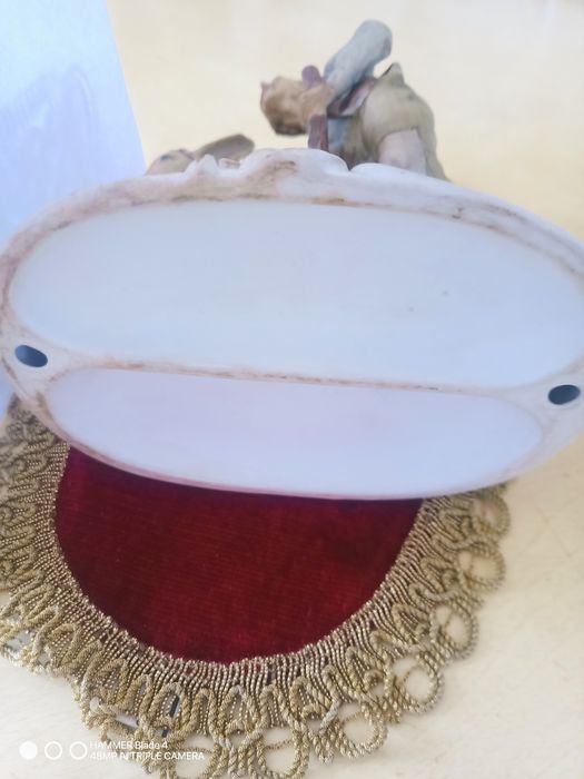 Figurka porcelanowa starzec z osiłkiem