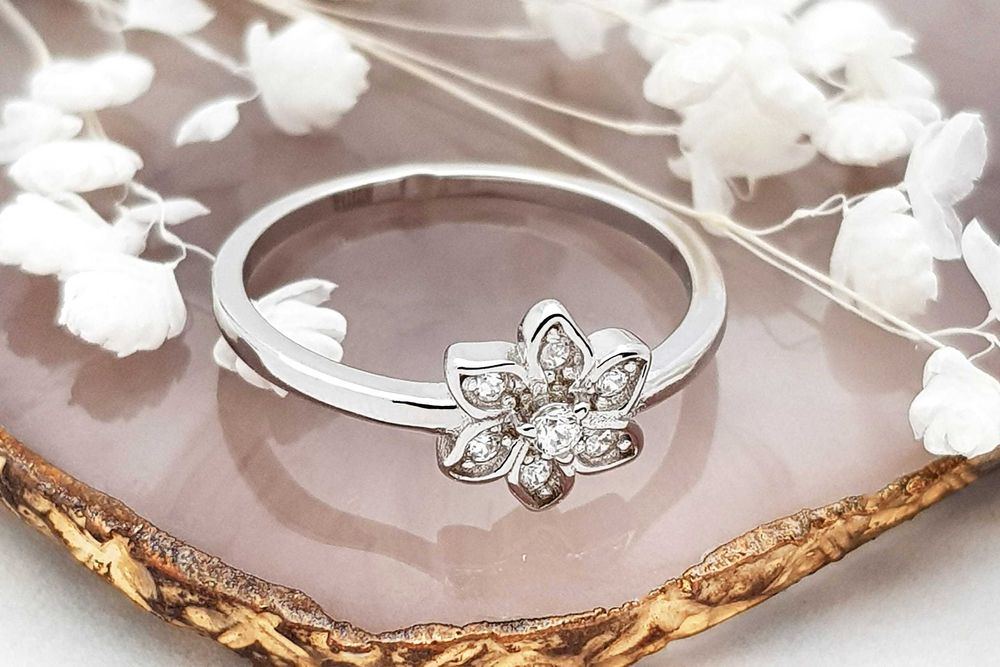 Srebrny pierścionek kwiatek z cyrkoniami pr. 925