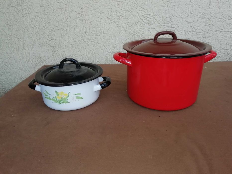 Dwa używane emaliowane garnki z PRL