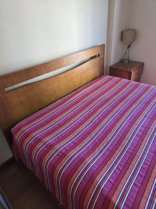 Cama e mesas de cabeceira