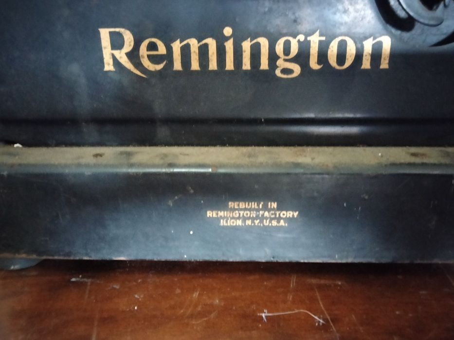 Máquina de escrever antiga em ferro, Remington N 12.
Ano 1929.