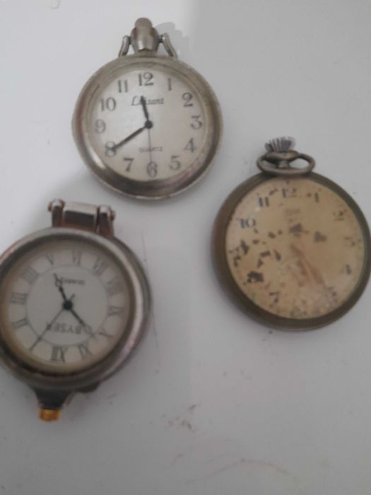 Três Relógios Antigos .