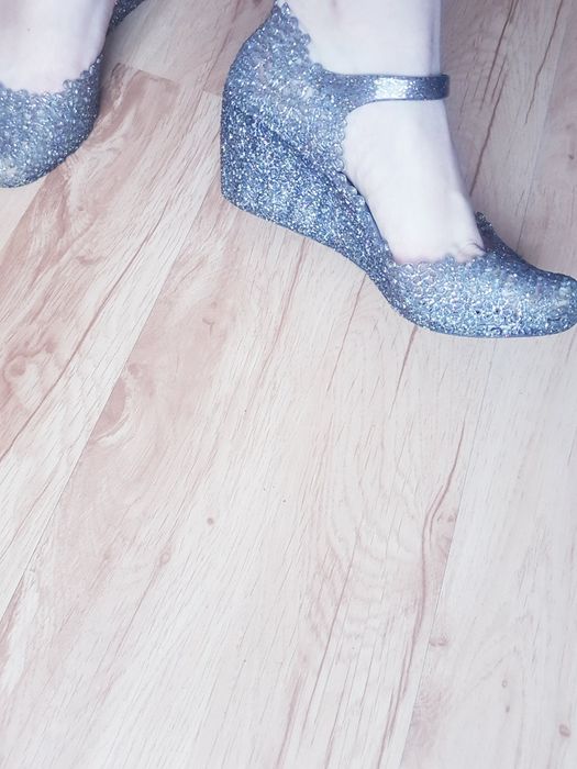 Gumowe sandały na koturnie marki Shushi rozmiar 36/37.