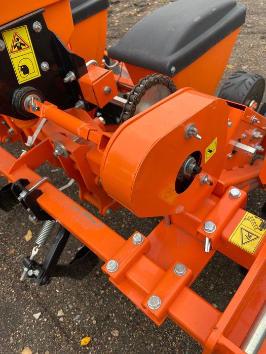 Сівалка пневматична Весна 8 Фаворит (Сеялка универсальная Весна 8)