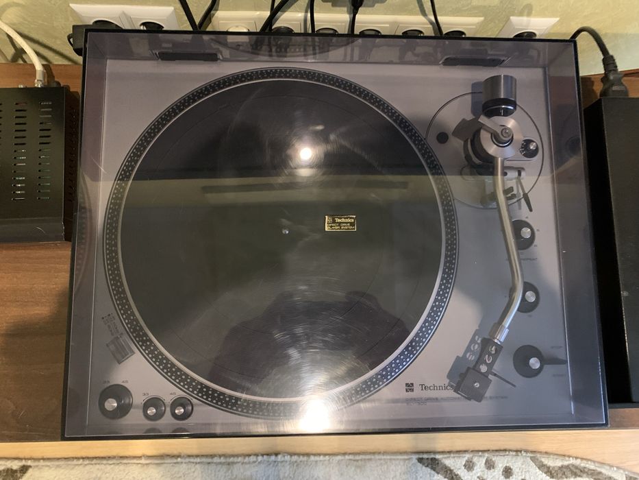 Програвач вінілових платівок Technics SL-1300