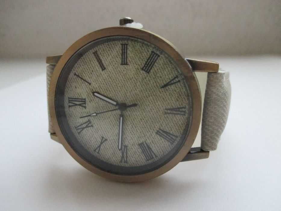 Relógio dourado com bracelete em ganga clara. Novo.