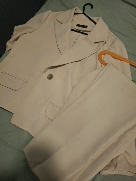 Fato / Conjunto Elegante de Mulher (Blazer e Calça) - Bege