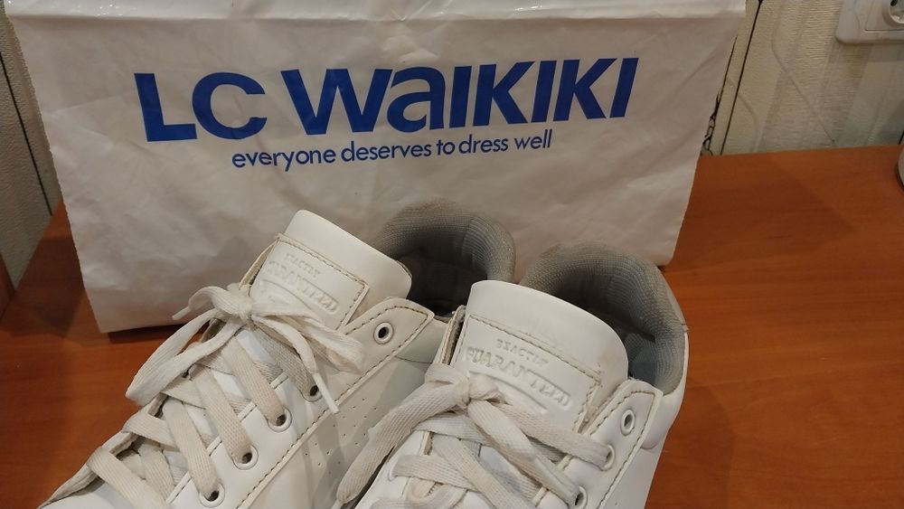 Продам мужские демисезонные кроссовки Сникерсы  LC Waikiki.