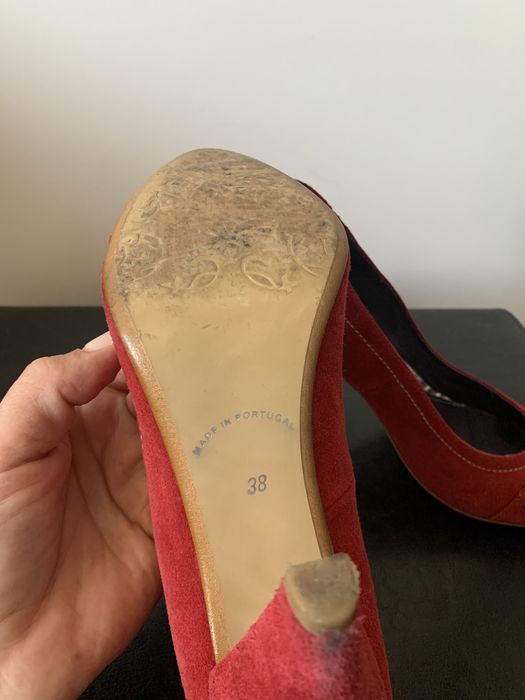 Sapatos vermelhos camurça
