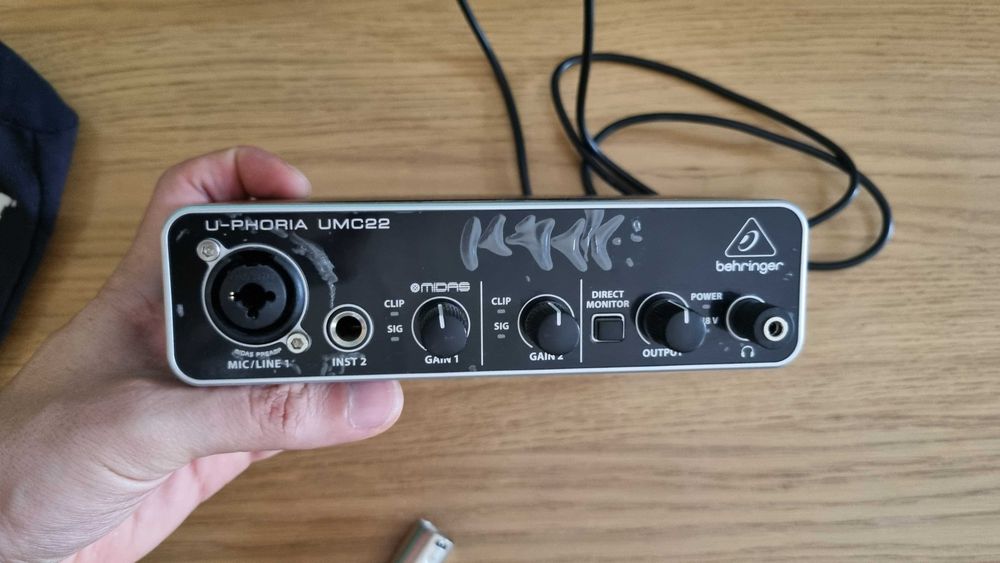 Kit Podcast / Gravação Profissional de estúdio – RØDE NT1-A + Behringer UMC22 + Suporte (Como Novo)