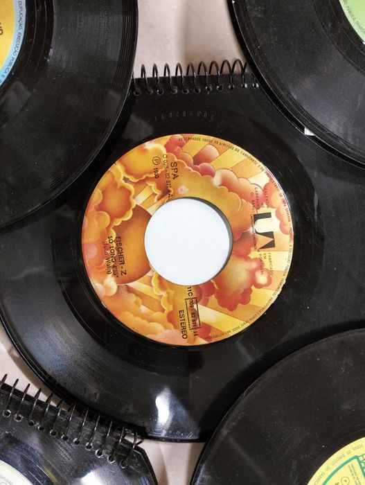 Cadernos feitos com discos de vinil single
