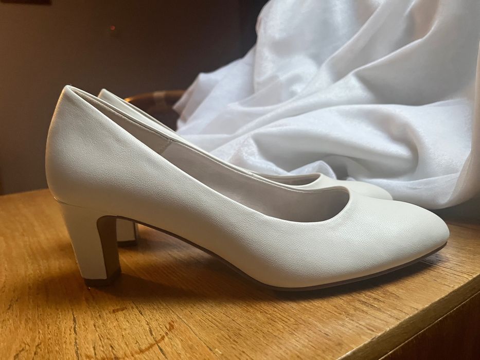 Czółenka na słupku offwhite rozmiar 40