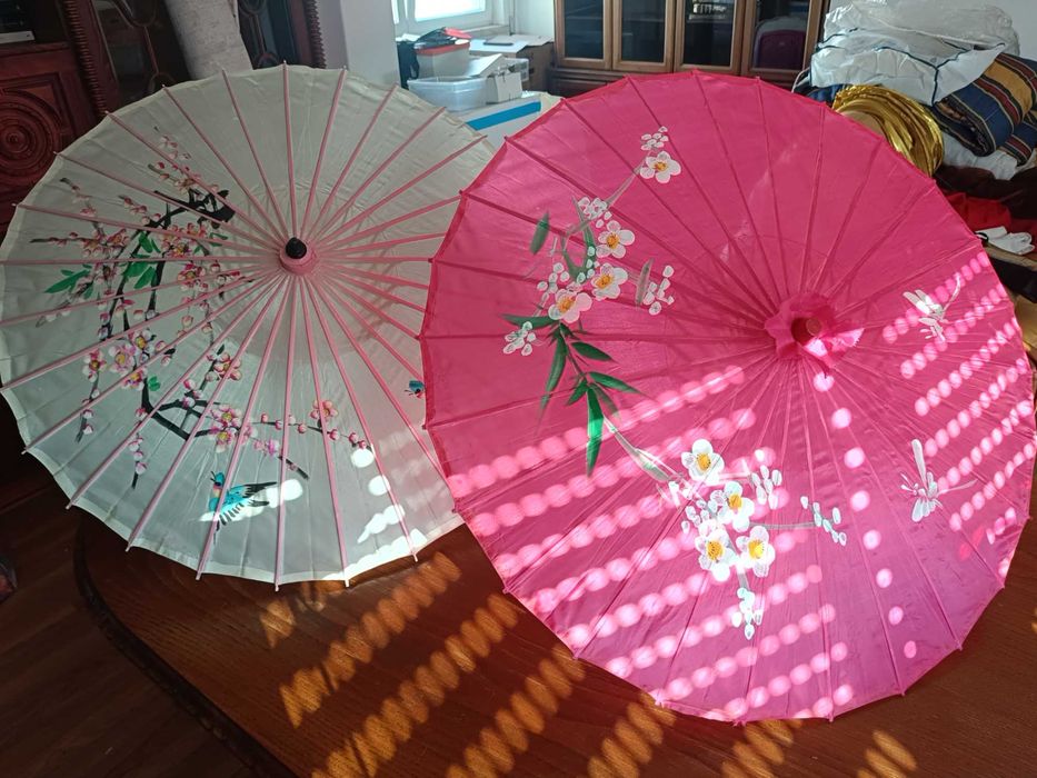 Chapéus chineses, leques e xailes