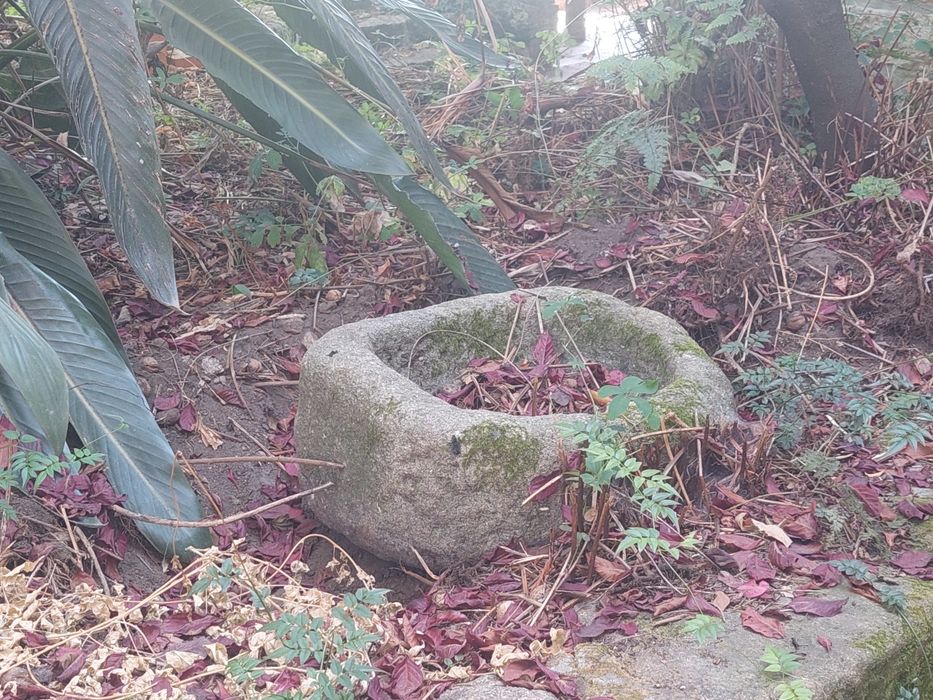 Pia  antiga em pedra rústica