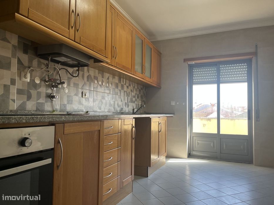 Apartamento T3 | Centro do Bombarral c/ Varanda e 2 Lugares de Garagem