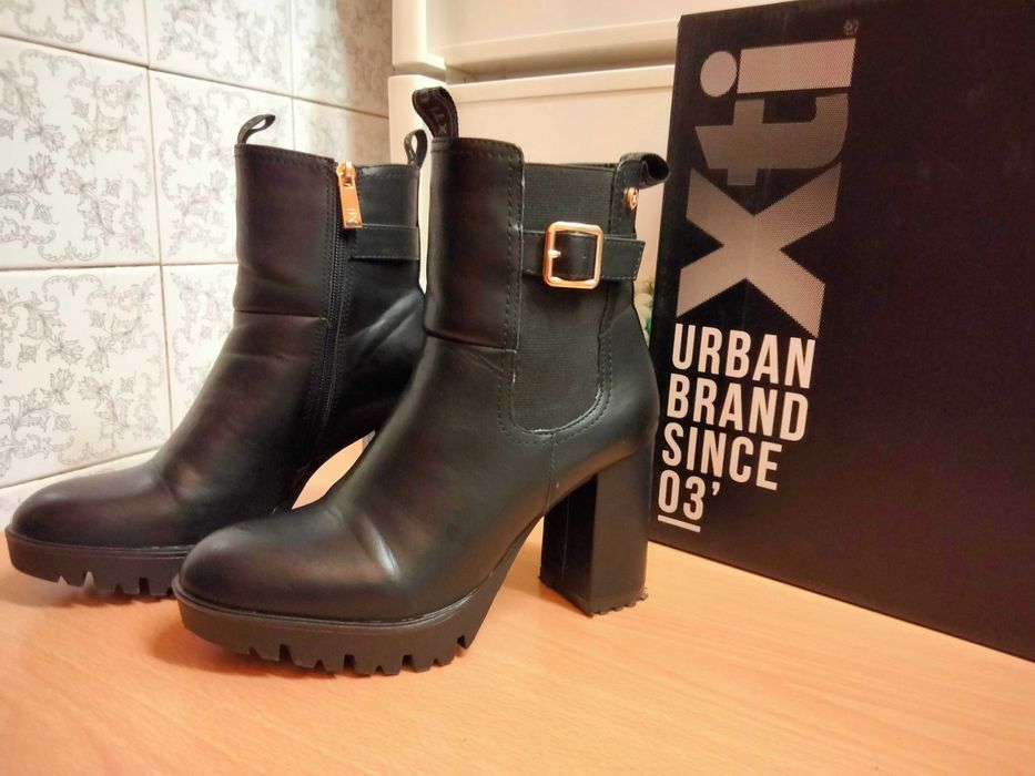 Botas pretas XTI, de salto, tamanho 39