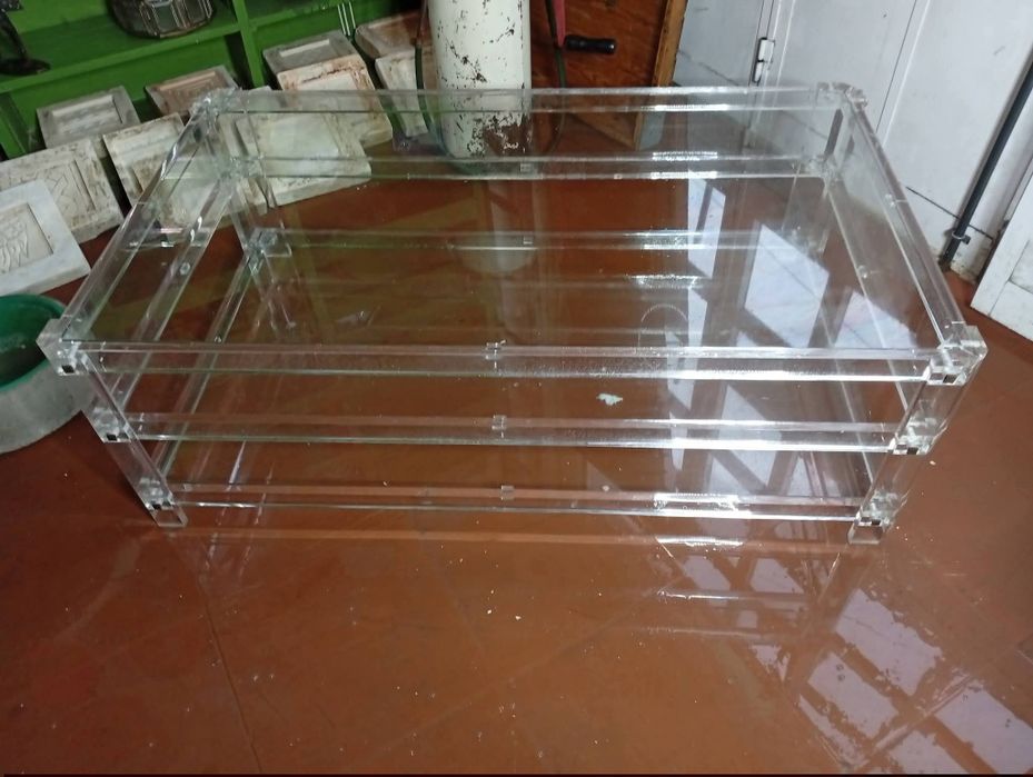 Mesa de centro em acrílico e vidro