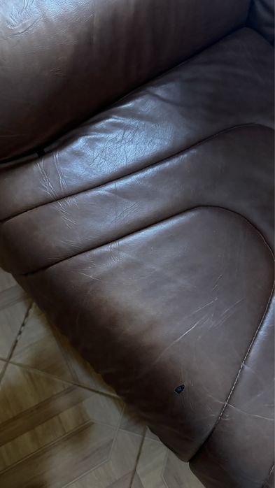 Sofá de pele castanha