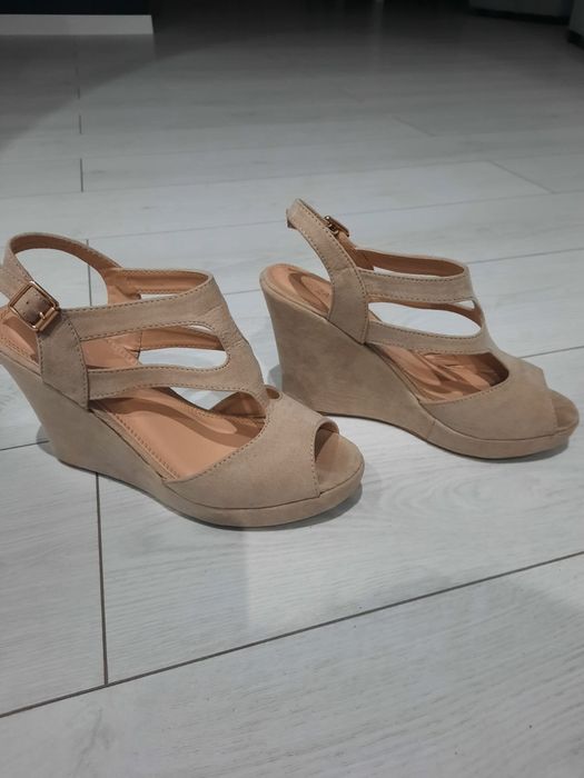 Sandały na koturnie