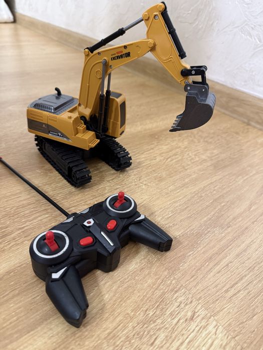 Металевий екскаватор на пульті