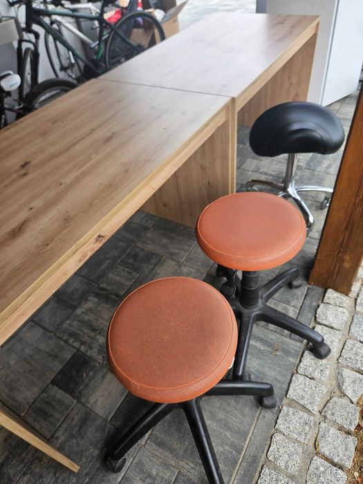 Biurko jasne krzeslo