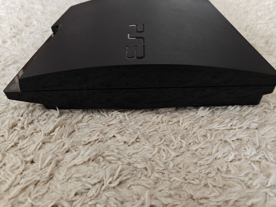 Продам оригінальну приставку Playstation 3Slim об'ємом пам'яті 120 Гб