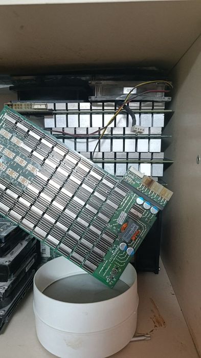 Плата и ASIC S 9
Под ремонт.цена договорная.
Есть 9 плат и три корпуса