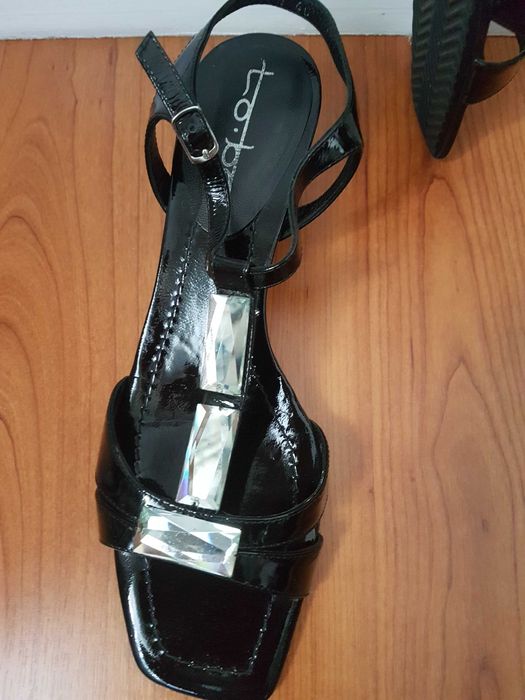 Sandalias pretas verniz pele com cristais