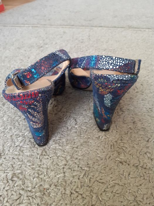 Śliczne sandały na obcasie r.36