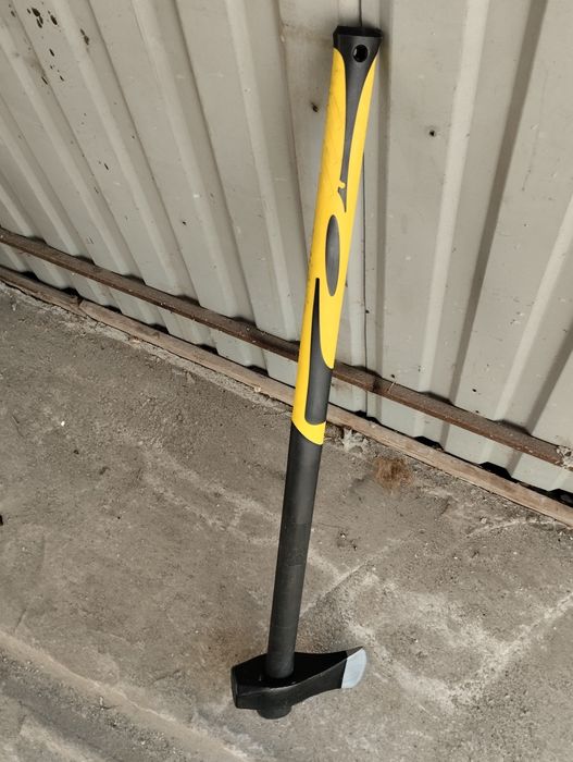 Продам топор колун вес 3,4кг.