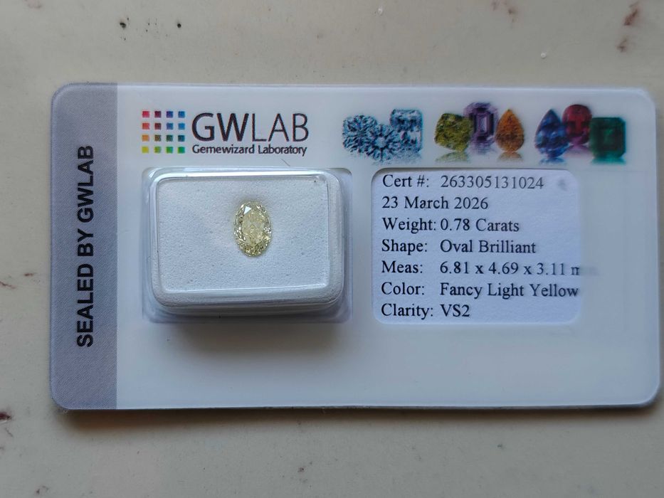Naturalny diament 0.78 Ct Fancy Light Yellow VS2- certyfikat