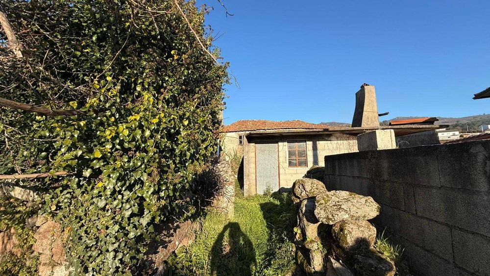 Moradia c/ anexo para recuperar em Resende